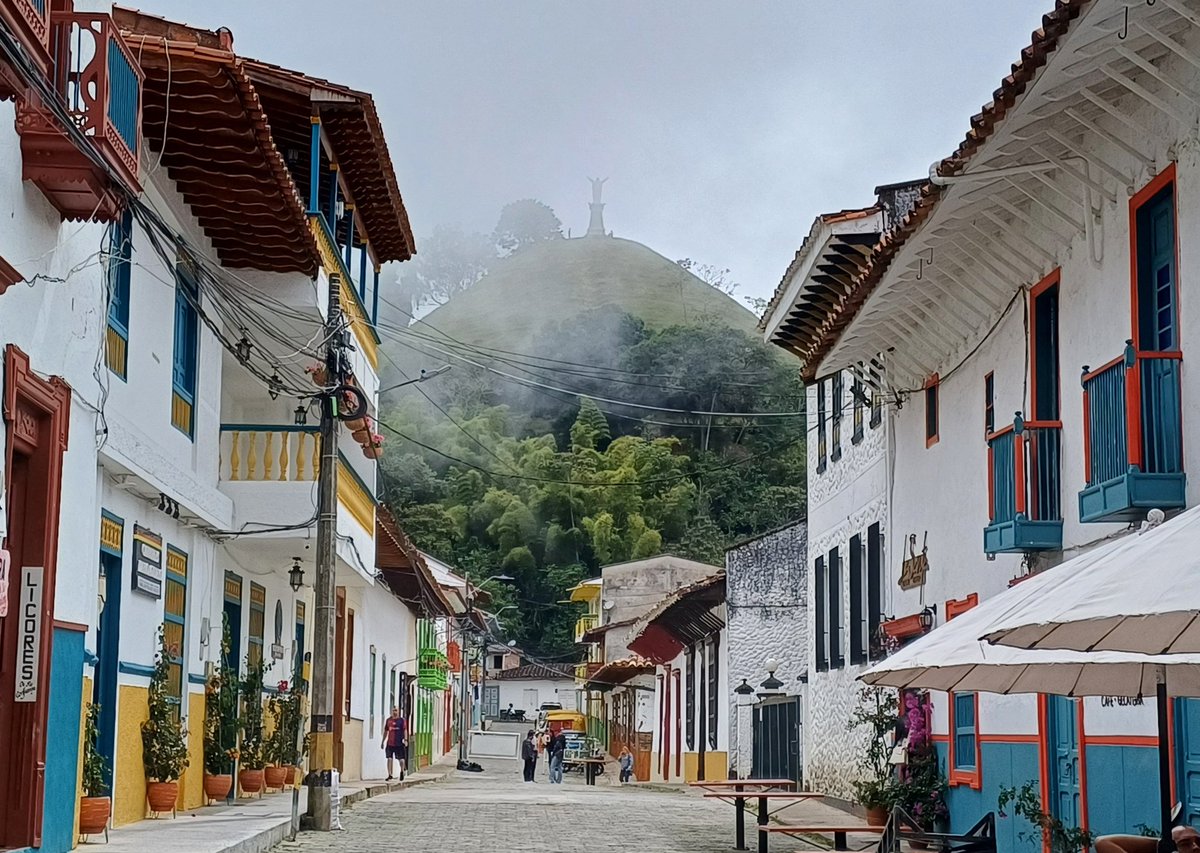 9.58 a.m. Neblina en el Morro El Salvador de Jericó, Antioquia.
#JericóSinMinería #FueraAngloGold