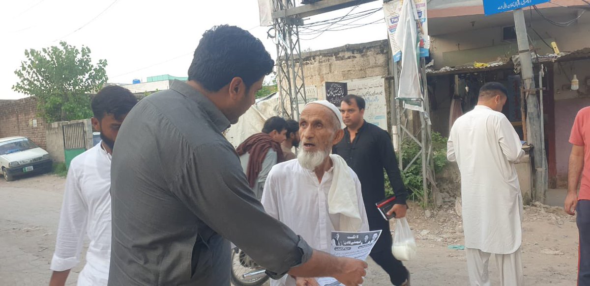 aamirmughalpti's tweet image. انصاف یوتھ ونگ اسلام آباد ریجن کے سینئر نائب صدر مراد عباسی اور راجہ علی منہاس نے اپنی ٹیم کے ہمراہ این اے 48 میں 5 اگست تحریک کے حوالے سے ڈور ٹو ڈور کمپین کی
اور خان کی موبائلیزیشن کے حوالے سے عمران خان کا پیغام لوگوں تک پہنچایا
#سیاست_صرف_خان_کے_ساتھ #ReleaseImranKhan #IYW