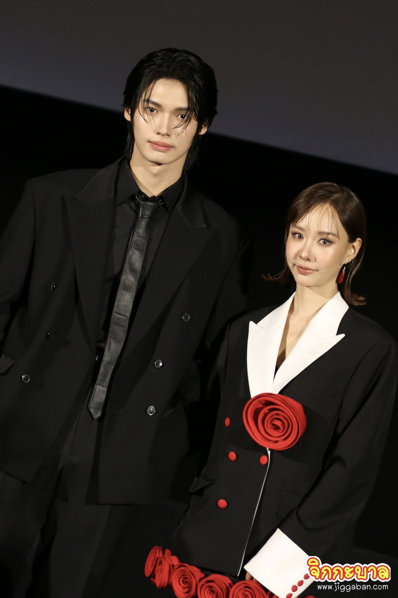 jiggaban_news's tweet image. นักแสดงจากซีรีส์ “บุหงาหมื่นภมร”
Enigma Black Stage First Screening
#EnigmaBlackStage
#EnigmaBlackStageep1
#winmetawin #toeyjarrinporn
#NamtanTipnaree
#jingjingyu36 #mintthisharr