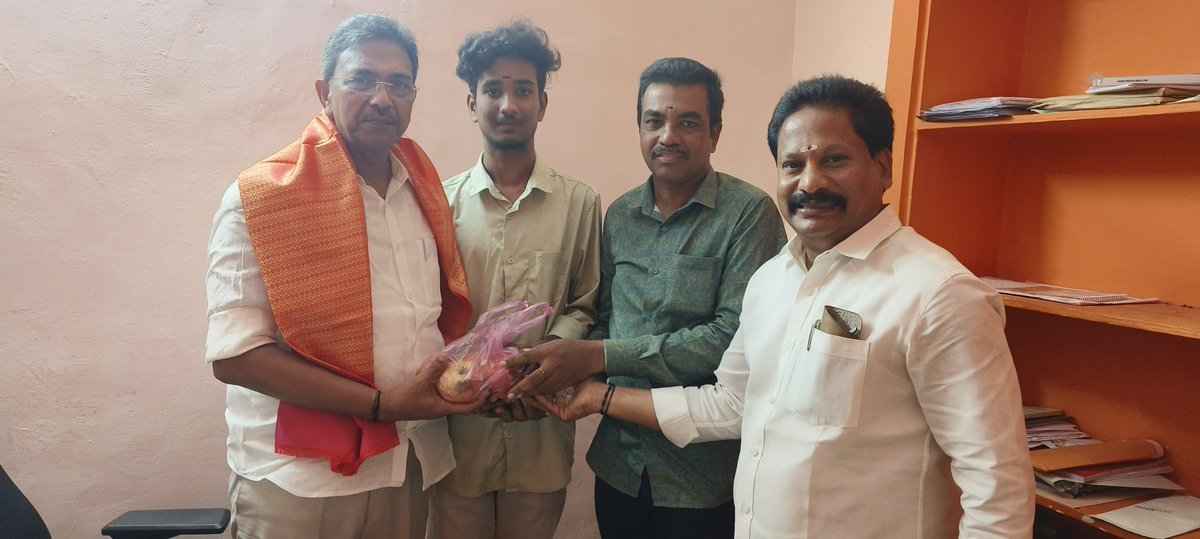 కురం దాసు పని సూర్య నారాయణమూర్తి ఈ అబ్బాయి ఐటిఐ లో సీటు రాలేదని పిఠాపురం  జనసేన పార్టీ కార్యాలయానికి వచ్చి చెప్పగా కాకినాడ ఐటిఐ లో సీటు ఇప్పించిన  పిఠాపురం జనసేన పార్టీ ఇంచార్జి మర్రెడ్డి శ్రీనివాసరావు గారిని ఈరోజు మర్యాదపూర్వకంగా వచ్చి కలిసారు.

#AdminPost