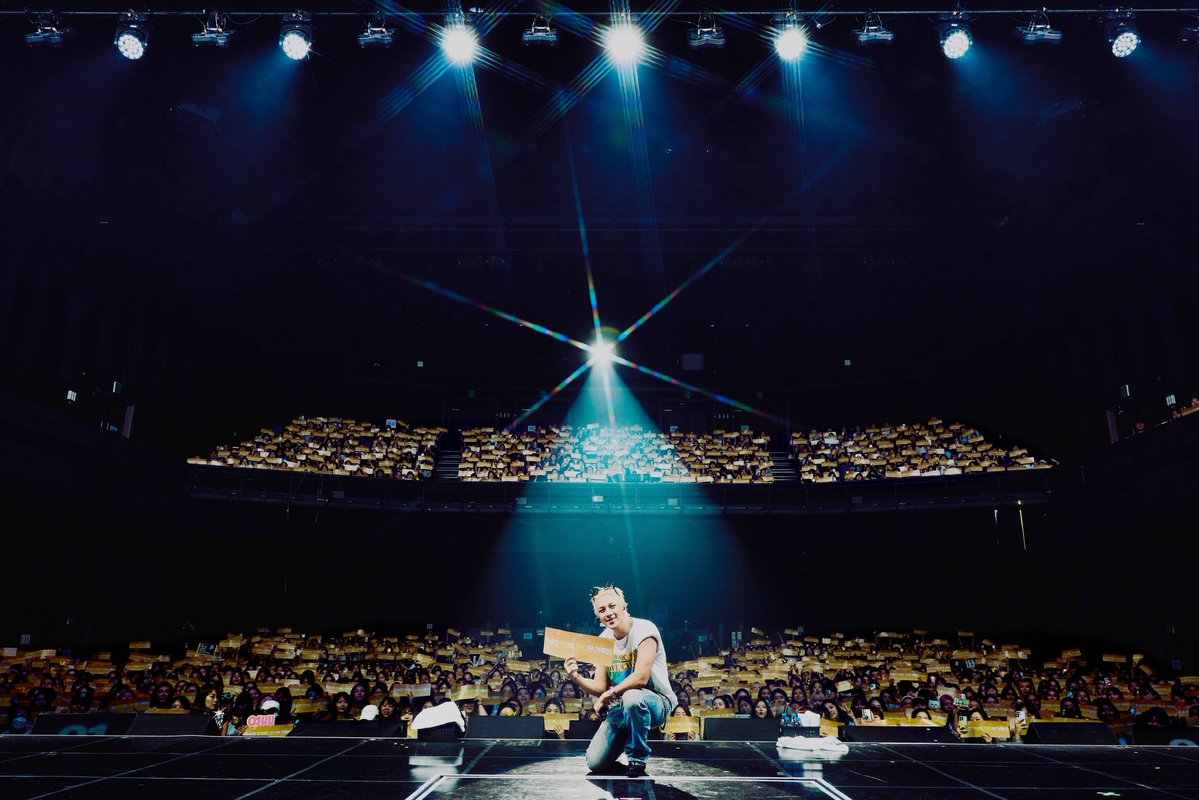 Realtaeyang's tweet image. TAEYANG 2025 FAN MEETING [01] IN SEOUL

영원의 시작, 태양은 가득히 ☀️✨

#TAEYANG #태양 #영원
#TAEYANG2025FANMEETING
#THEBLACKLABEL #더블랙레이블