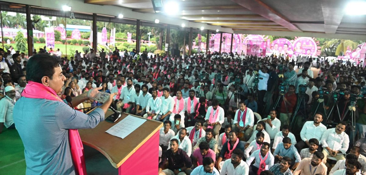 హైదరాబాద్‌లోని ఉప్పల్‌లో ఉన్న మల్లాపూర్ వీఎన్‌ఆర్ గార్డెన్‌లో నిర్వహించిన బీఆర్ఎస్వీ (భారత రాష్ట్ర సమితి విద్యార్థి విభాగం) రాష్ట్ర స్థాయి సదస్సుకు బీఆర్ఎస్ వర్కింగ్ ప్రెసిడెంట్ కేటీఆర్ హాజరయ్యారు. ఈ సందర్భంగా హాజరైన బీఆర్ఎస్వీ నాయకులకు, విద్యార్థులకు దిశానిర్దేశం చేశారు.