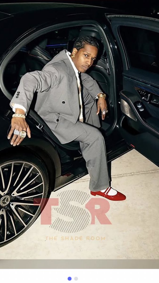 majoyana31's tweet image. What’s up with his shoes 👠😳🥲
#KennyKunene #EFFTurns12 #BLACKCOFFEE #trumpinscotland