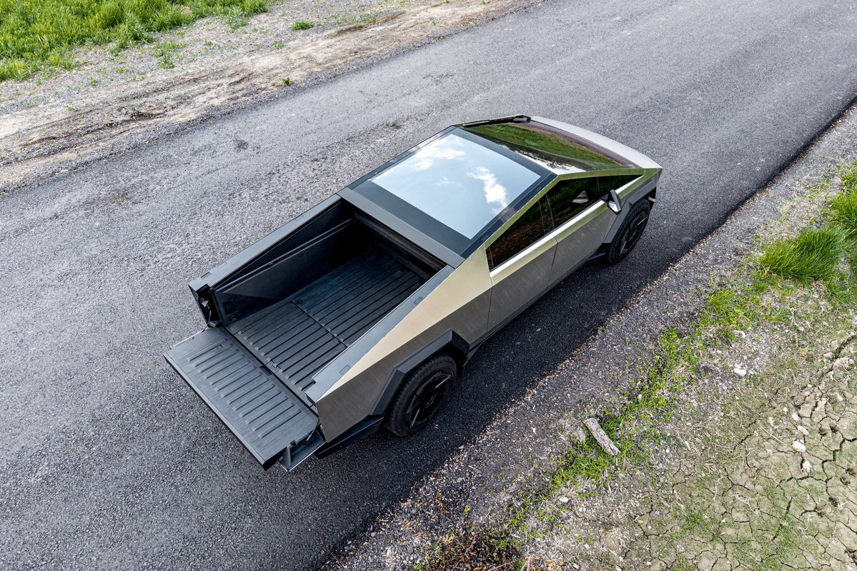 billykyle's tweet image. I’m surprised how many people who ask to see the Cybertruck have no idea there is a full, 6 foot bed in the back. They think it’s just an SUV 😂