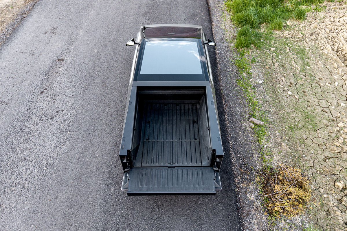 billykyle's tweet image. I’m surprised how many people who ask to see the Cybertruck have no idea there is a full, 6 foot bed in the back. They think it’s just an SUV 😂