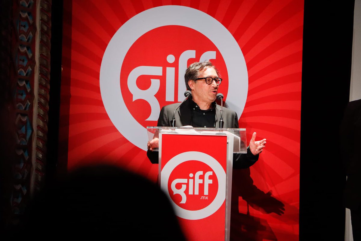 Samanthasmx's tweet image. El cine de Carlos Carrera no entretiene: incomoda. No acaricia: confronta. 
Hoy lo homenajeamos en Guanajuato, porque a veces lo más valiente… es no mirar hacia otro lado. 

#GIFF2025
#GuanajuatoTeQuiero 
#EstásEnBuenasManos