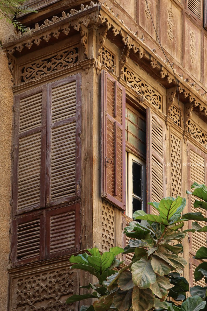 صورةٌ التقطتها منذ سنوات، لذاك البيت الجميل عند الإمام الشافعي، قبل أن يُمحى من الواقع، وتبقى ظلاله تسكنني وتسكن مجاذيب القرافة!