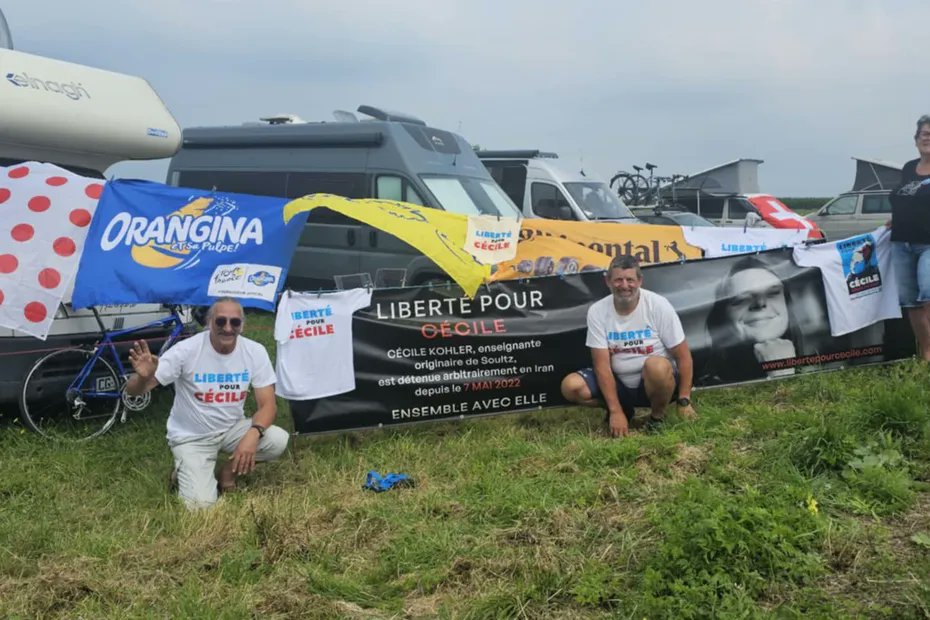 France 3 Alsace (@f3alsace) on Twitter photo Tour de France : sur la Grande Boucle, il déploie une banderole pour la liberté de Cécile Kohler, toujours otage en Iran
<a href="/LeTour/">Tour de France™</a> <a href="/FreeCecile_/">Liberté pour Cécile Kohler</a> <a href="/francediplo/">France Diplomatie 🇫🇷🇪🇺</a>
france3-regions.franceinfo.fr/grand-est/haut… Tour de France : sur la Grande Boucle, il déploie une banderole pour la liberté de Cécile Kohler, toujours otage en Iran
<a href="/LeTour/">Tour de France™</a> <a href="/FreeCecile_/">Liberté pour Cécile Kohler</a> <a href="/francediplo/">France Diplomatie 🇫🇷🇪🇺</a>
france3-regions.franceinfo.fr/grand-est/haut…