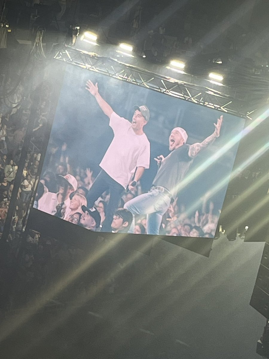 Sarahlemus's tweet image. 🎤🎸🥁🎵#MusicFeedsmySoul💜#TGIF