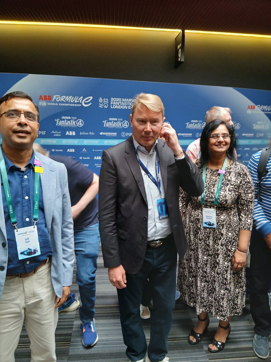 #LondonEPrix 🇬🇧: <a href="/F1MikaHakkinen/">Mika Häkkinen</a> visits the #FormulaE race in the British capital.
