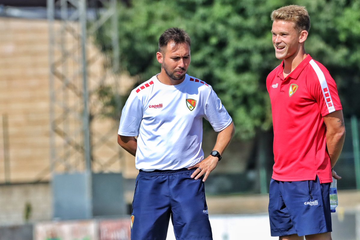 TerrassaFC's tweet image. Hola, #Palafrugell! π
Hola, #terrassistes! β₯οΈ
β½οΈ A les 18.30hπ‘, π£π₯ππ ππ₯ ππ ππ¦π§Γπ¦ de #PRETEMPORADA del @TerrassaFC 2οΈβ£5οΈβ£/2οΈβ£6οΈβ£!
π Contra el @FCLESCALA!
π« ENTRADA GRATUΓTA!
