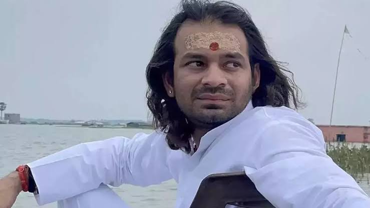 LutyensMediaIN's tweet image. तेज प्रताप यादव का बड़ा ऐलान!
अब लड़ेंगे चुनाव महुआ सीट से... निर्दलीय उम्मीदवार के रूप में!
👉 RJD से निष्कासन के बाद तेज प्रताप ने बनाई अपनी नई टीम
👉 बोले: "जनता मेरे साथ है, पार्टी नहीं तो क्या हुआ!"
क्या तेज प्रताप की ये नई रणनीति बिहार की राजनीति में भूचाल लाएगी?