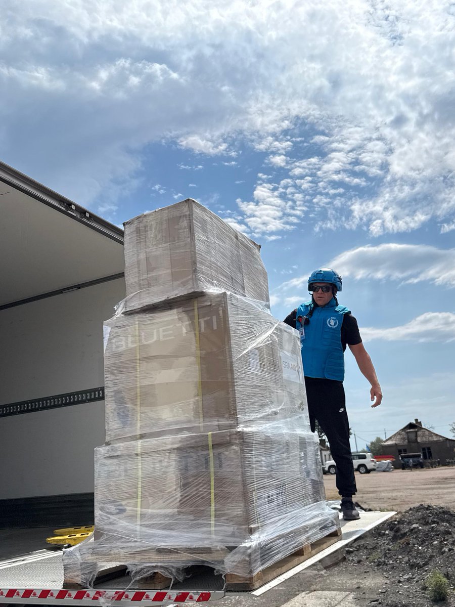 OCHA_Ukraine's tweet image. Yesterday, an inter-agency convoy delivered charging stations, medicine, food and hygiene supplies to a front-line community in the Beryslav District, the #Kherson Region.
With homes damaged by shelling and markets closed, the aid is a lifeline for residents.