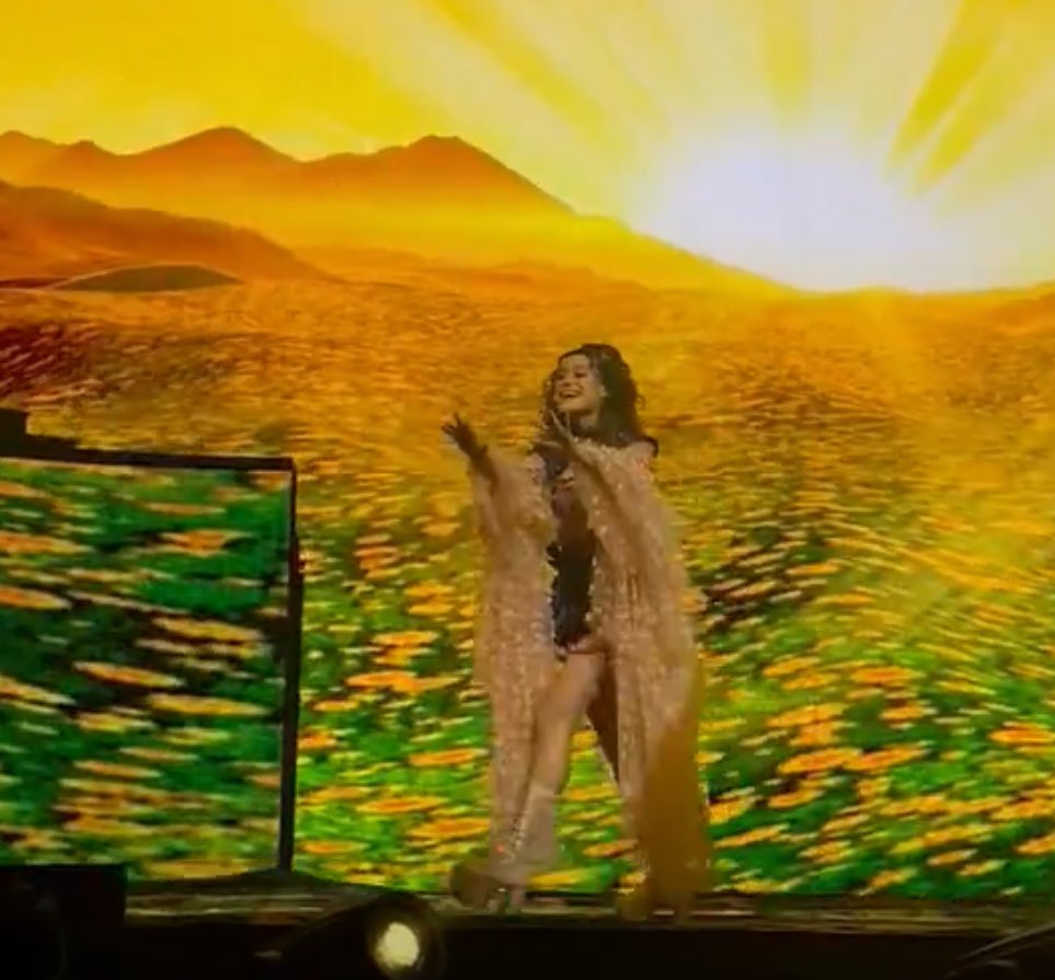 TBESTHL's tweet image. morita re feliz viendo a miqueas levantar el fan action moti (lo hizo en hay un cuento pero se lo quiere)