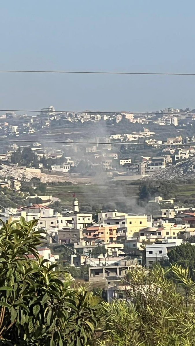 InfoSudLiban's tweet image. Une frappe menée par un drone israélien a visé un véhicule dans les environs de la localité de Dbaal (sud du Liban).
Il y a deux morts.