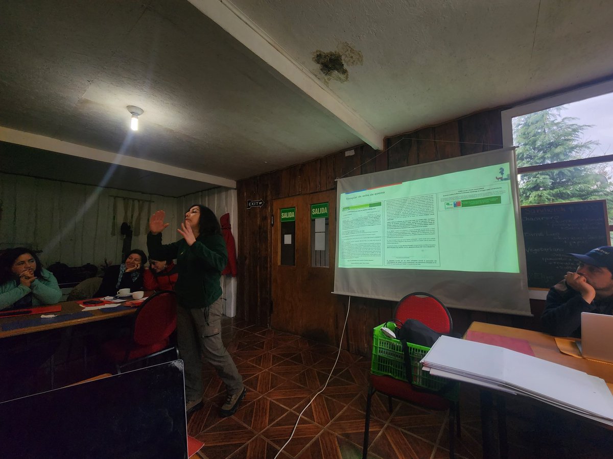conaf_loslagos's tweet image. Dpto de prevención de incendios forestales de Conaf Osorno realizó capacitación de quemas controladas,aviso de quemas,con énfasis en la prevención de los incendios,en sector Puerto Chalupa comuna de Puyehue @conaf_minagri