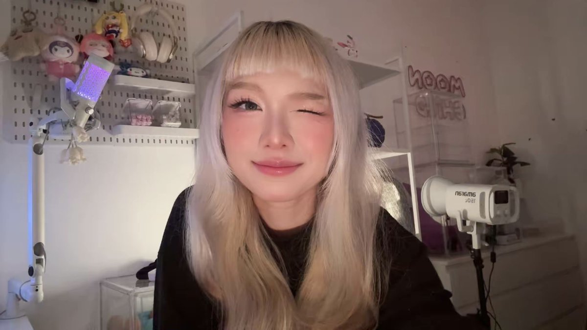 stephyberry_'s tweet image. guys, do i have time to grow this bangs before GMVN?