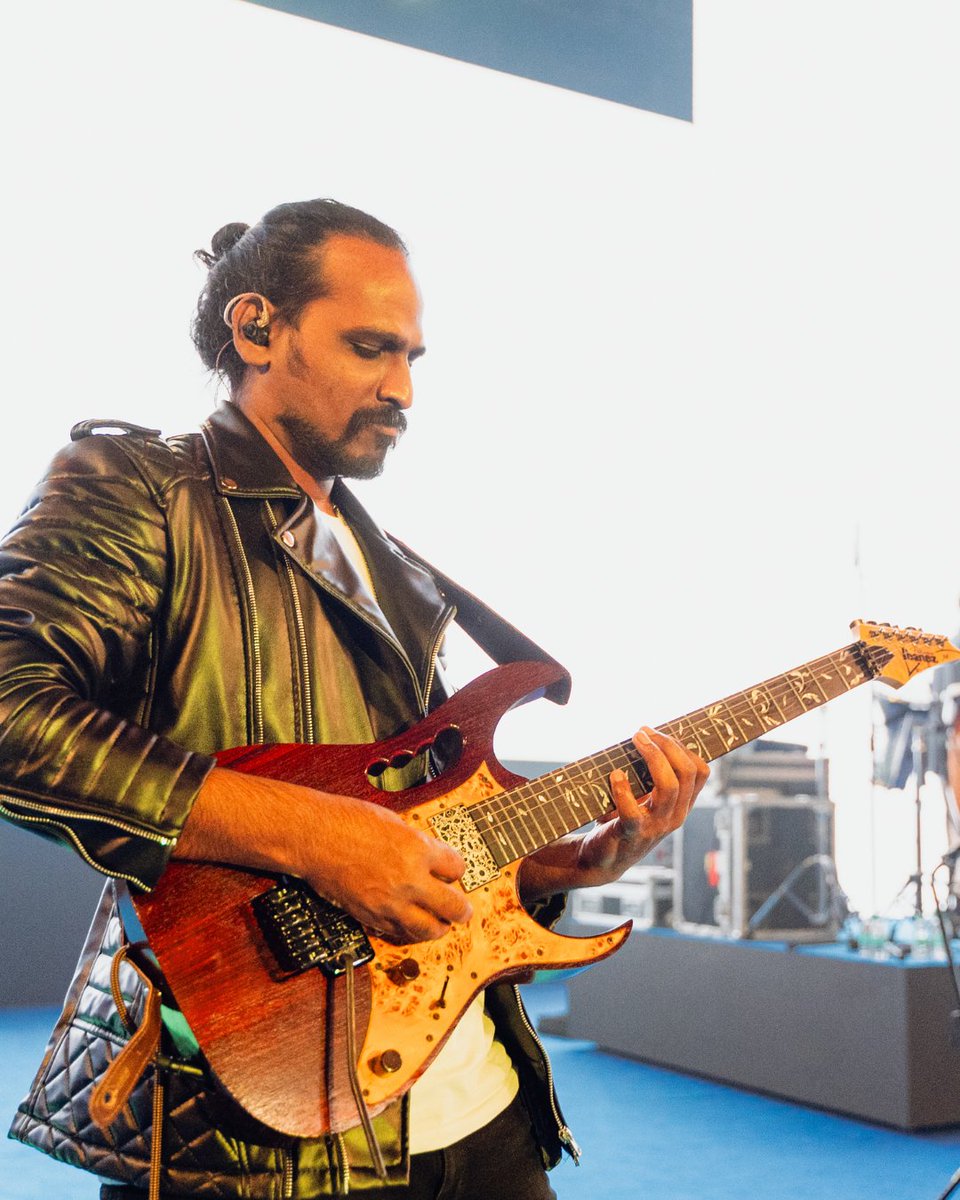 Stonehill_SIS's tweet image. Did you know! 
James, our guitar teacher in the Extended Music Programme, first learned to play on a borrowed guitar in high school and hasn’t stopped since!
#DidYouKnowStonehill #SISLearns