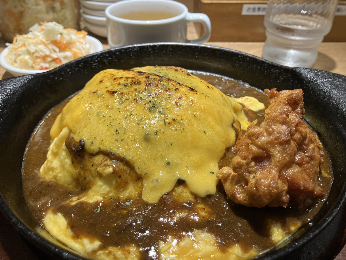 emmybbc's tweet image. 新宿ケイズシネマで映画を観る時、最近は向かいの
「肉とたまごby神田たまごけん」で昼食
最近は外国人が増え11時開店の30分前に着くと既に並ぶ人…
オムライス1000円少し
ハンバーグ1500円以下から食べられて満足だけど
無料券の唐揚げが2個から1個に🤔
@tamagoken #神田たまごけん