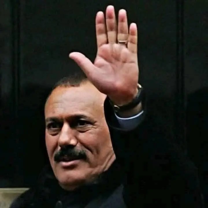 القائد الشجاع، زعيم القومية العربية، الرئيس الشهيد البطل #علي_عبدالله_صالح، استشهد وهو يدافع عن الثورة والجمهورية ومكتسباتهما.
لقد سطر ملحمة وطنية وبطولة نادرة حتى آخر نفس، ودخل التاريخ من أوسع أبوابه.

لروحك الطاهرة السلام والخلود يا زعيم الأمة وفارسها. 
#شهداء_الوطن