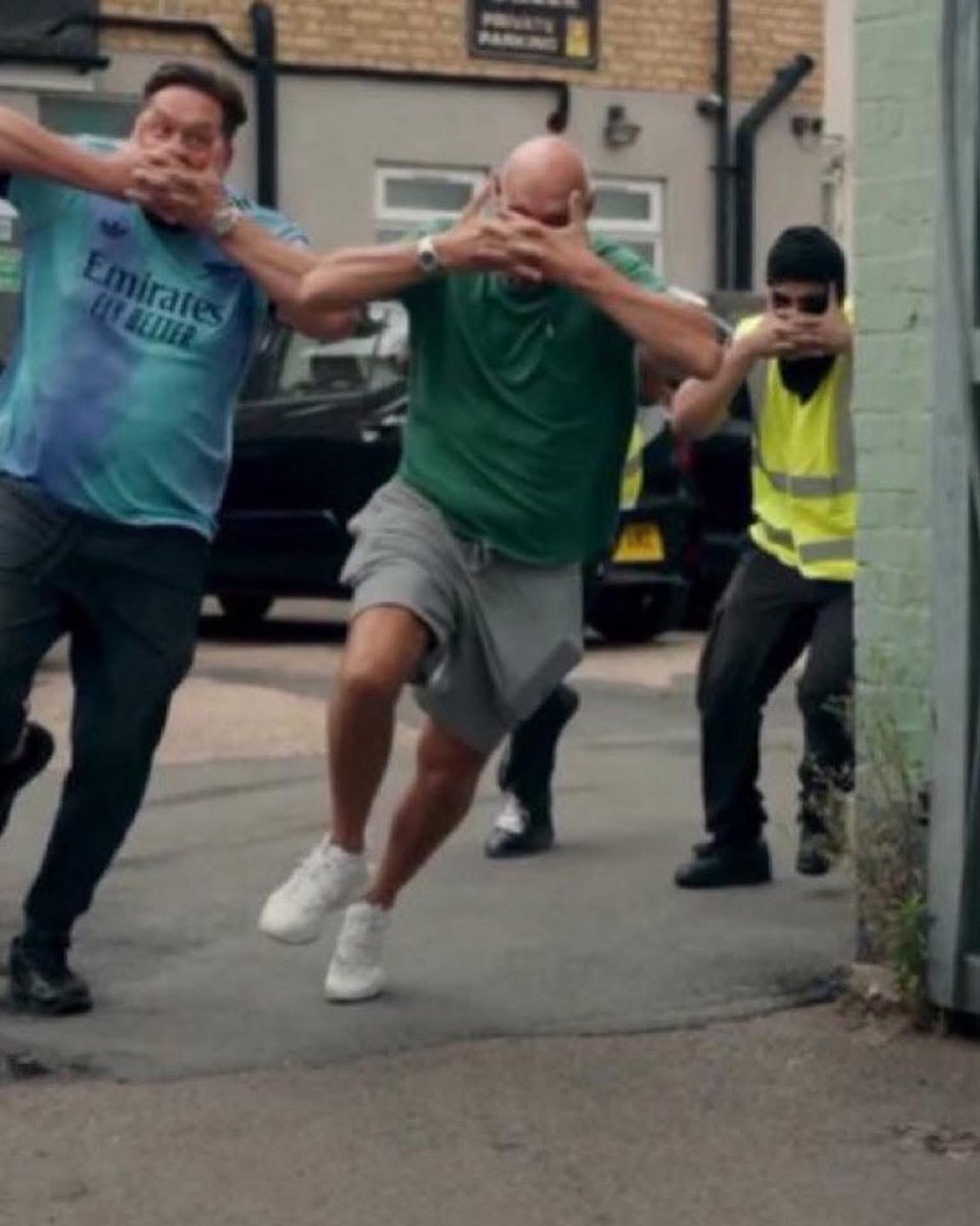 FTBLsection's tweet image. Arsenal fans today running down the street doing the Gyokeres celebration and screaming his name 🔴🔴