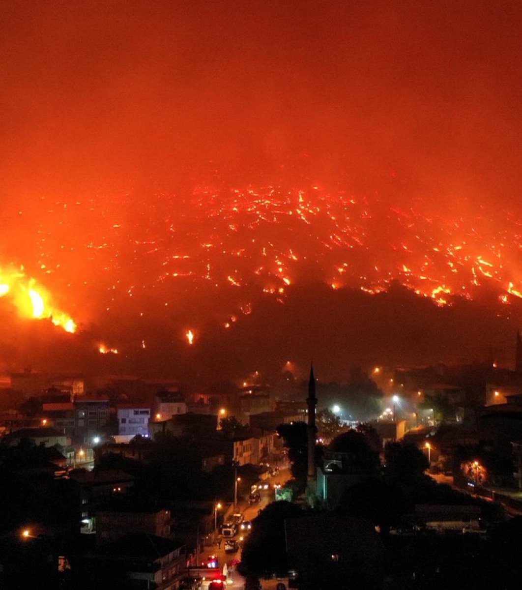 Bir, ülke yansa bile yan gelip yatanlara
Bir, yangın söndürmeye çarıksız koşana bak.

#yangın 
#bursa 
#KarabükYanıyor 
#tuerkiyeyanıyor
