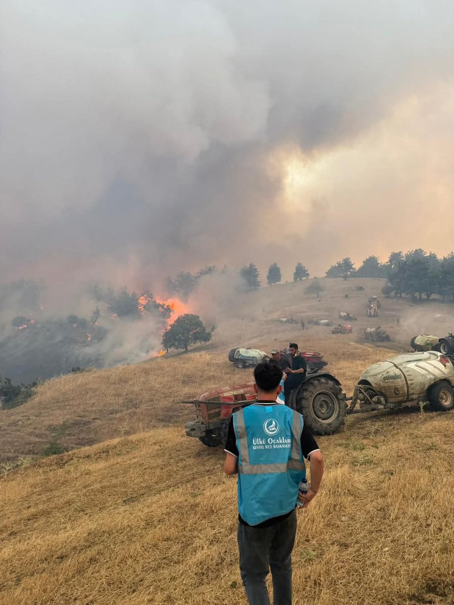 Ülkü Ocakları son bir aydır Türkiye genelindeki orman yangınları için bölgedeki tüm teşkilatlarına mücadele talimatı verdi.

Suça sürüklenmeyen buz gibi Anadolu çocuklarına, Türk'ün bozkurtlarına selam olsun..

Allah milletimizin yardımcısı olun..🫂🇹🇷