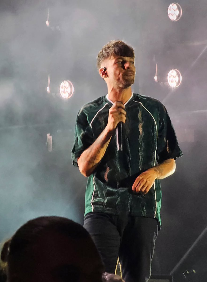 Nikton1's tweet image. I love @Louis_Tomlinson just like any other fan, but that intro to #outofmysystem live is incredible! What a band he has behind him! Brilliant!
#louistomlinsonłodź