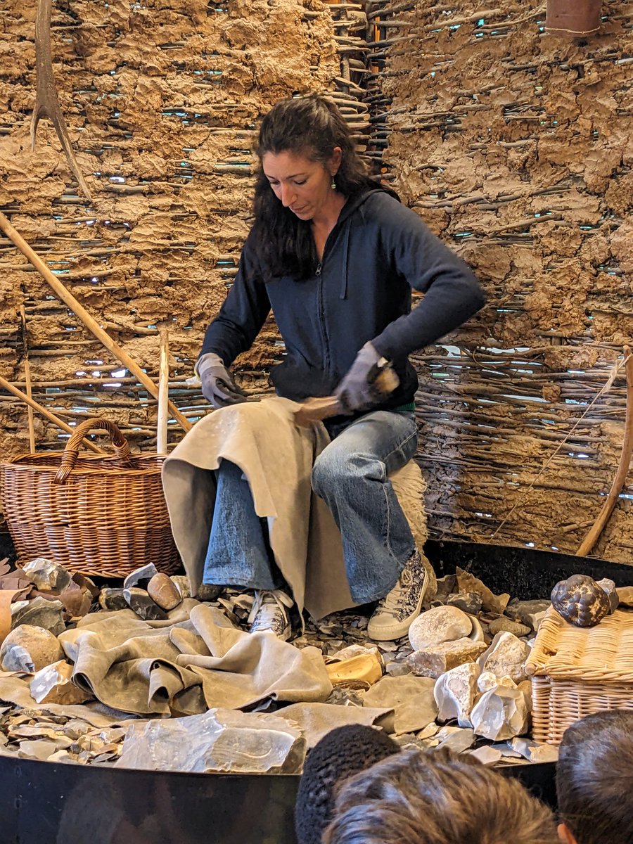 blou's tweet image. Asistí a una demostración de talla de instrumentos en sílex (igual a como hacían los hombres de hace 3,5 millones de años).
Fascinante.