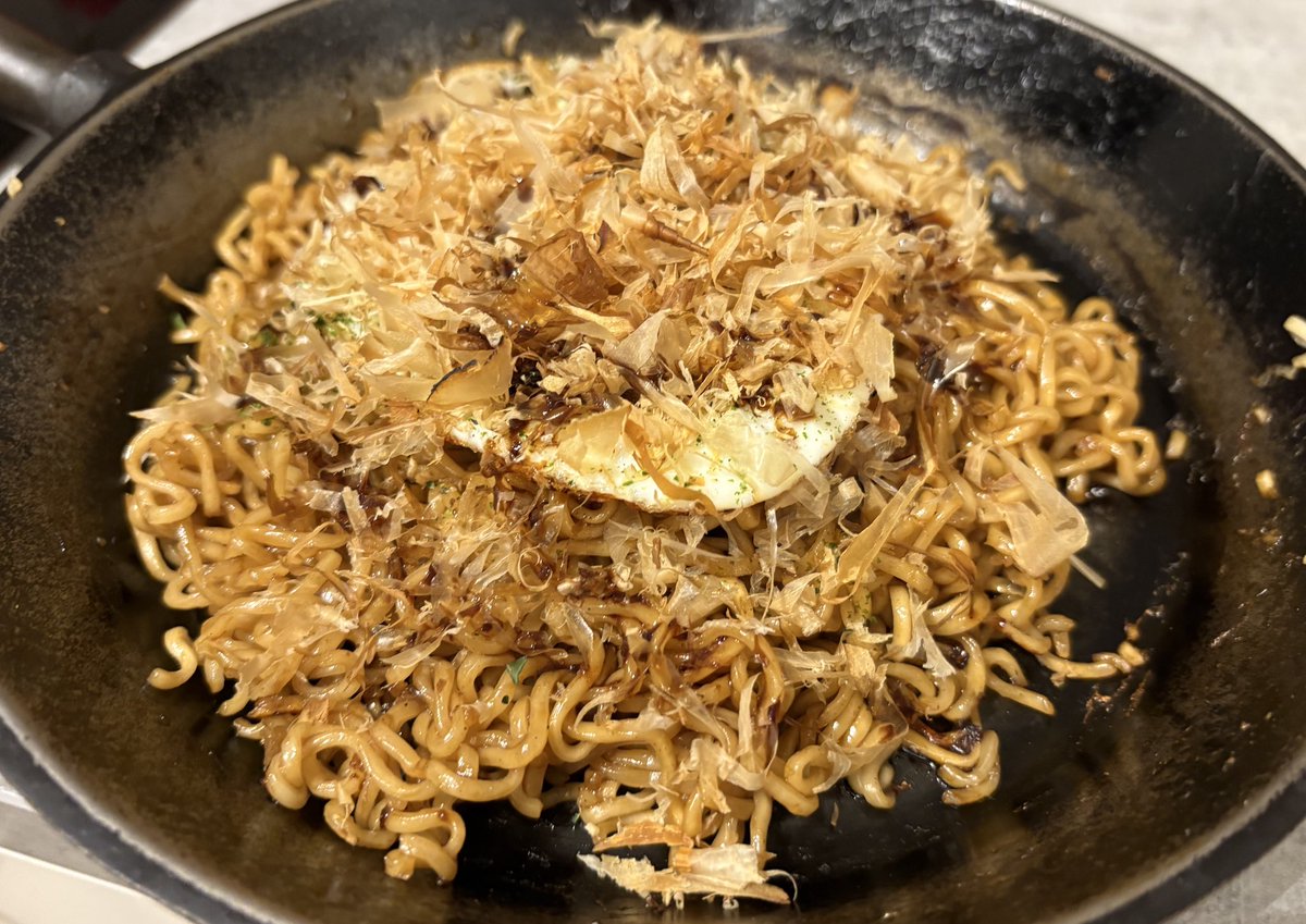 ChallengingPapp's tweet image. 【北欧サラリーマンの呟き】
ザ・夜食😆

やっぱり、焼きそばにはコーミソースだよな！