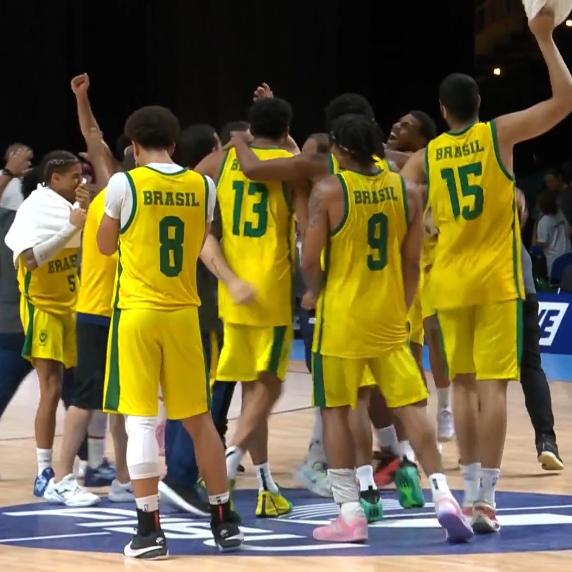 tabeladode3's tweet image. Gente de verdade, de carne e osso, que sonha e luta, que é vivo porque é basquete, e é história porque tem coragem.
Basquete no Brasil é pra quem ama, pra aqueles que escolhem a vida todos os dias, sem medo de que ela nunca retribua o suor.
O choro de hoje é de alegria, um…