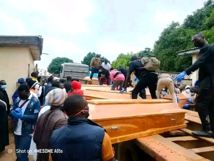 Midbelt's tweet image. Mass burial of the 22 massacred persons in Riyom LGA of Plateau state.
Plateau State youths, we better wake up, It's not time to sleep,
No hope in Nigeria government, our security system has failed us all.
Now is the time to fight for our land.
May their souls rest in peace