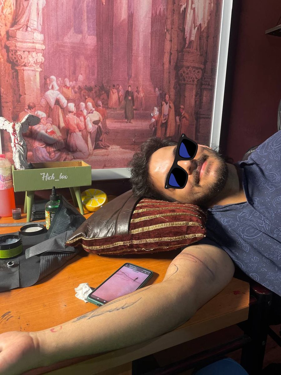 mosiiirr's tweet image. وضعیتی ک توش بودم تا تتو کامل بشه