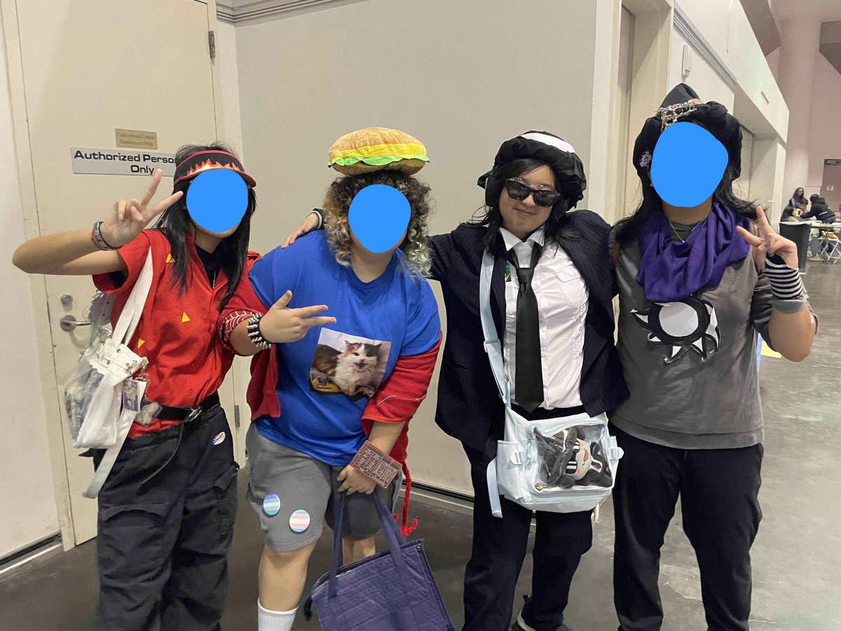prideTrapped's tweet image. Together... We are Forsaken!
(Cosplay with me and my sister[&apos;s friends]! I&apos;m Chance)
#forsaken #forsakenroblox #elliot #007n7 #chance #azure