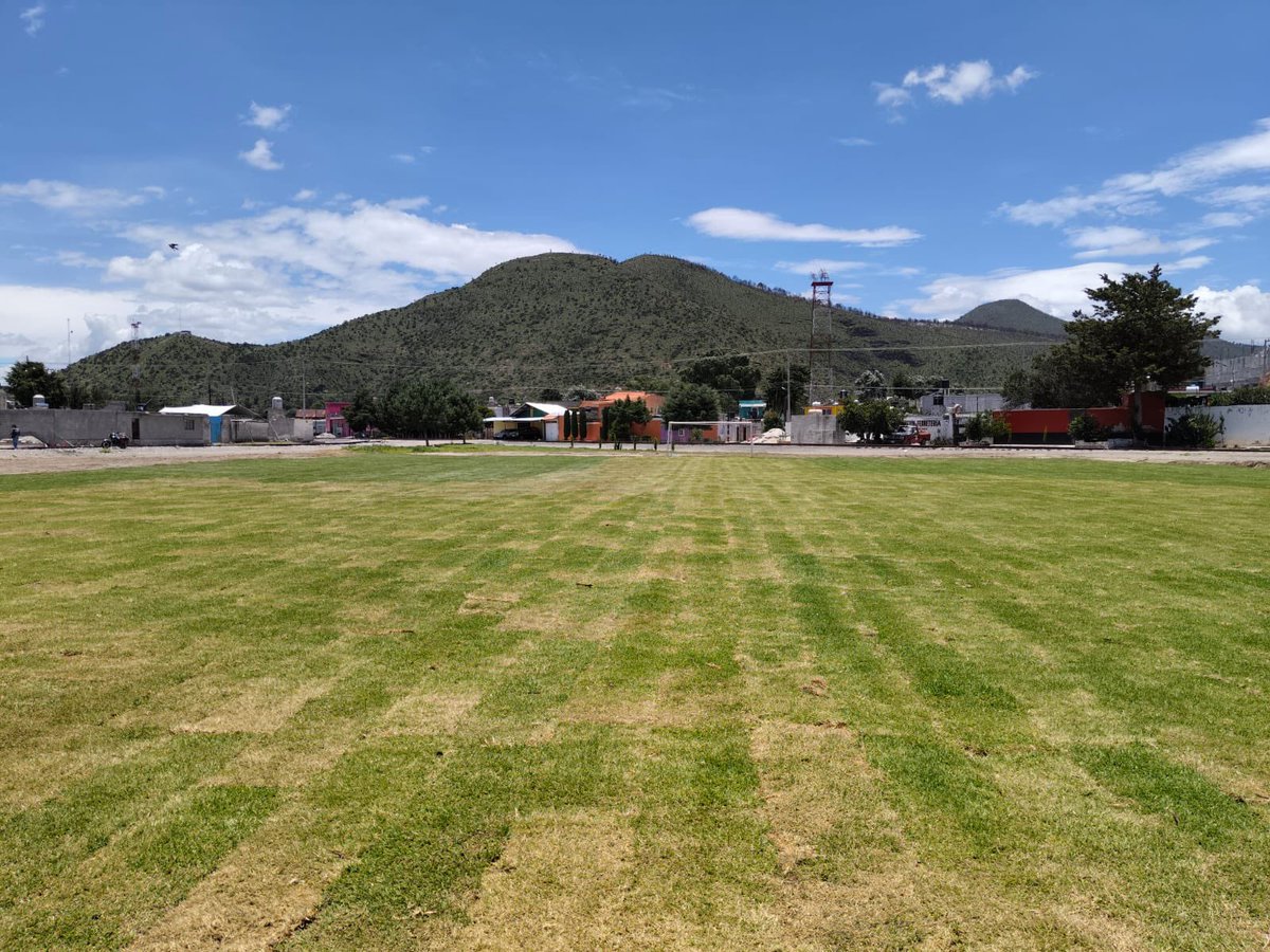 BitacoraPol's tweet image. Les cumplió su sueño a los orientalenses de Puebla el dirigente del Frente Cetemista de Transporte de Carga de Jalisco, @NazarioRamrezR2
Con su propios recursos les arreglo la cancha de la Y griega. Los vecinos le manifestaron su reconocimiento y agradecimiento.
@armentapuebla_