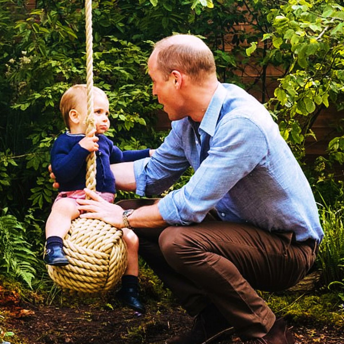 BillyDouglass7's tweet image. #PrinceWilliam with his adorable baby boy. He is such a loving and attentive father who adores his children.馃挋鉂わ笍馃槏#PrinceLouis