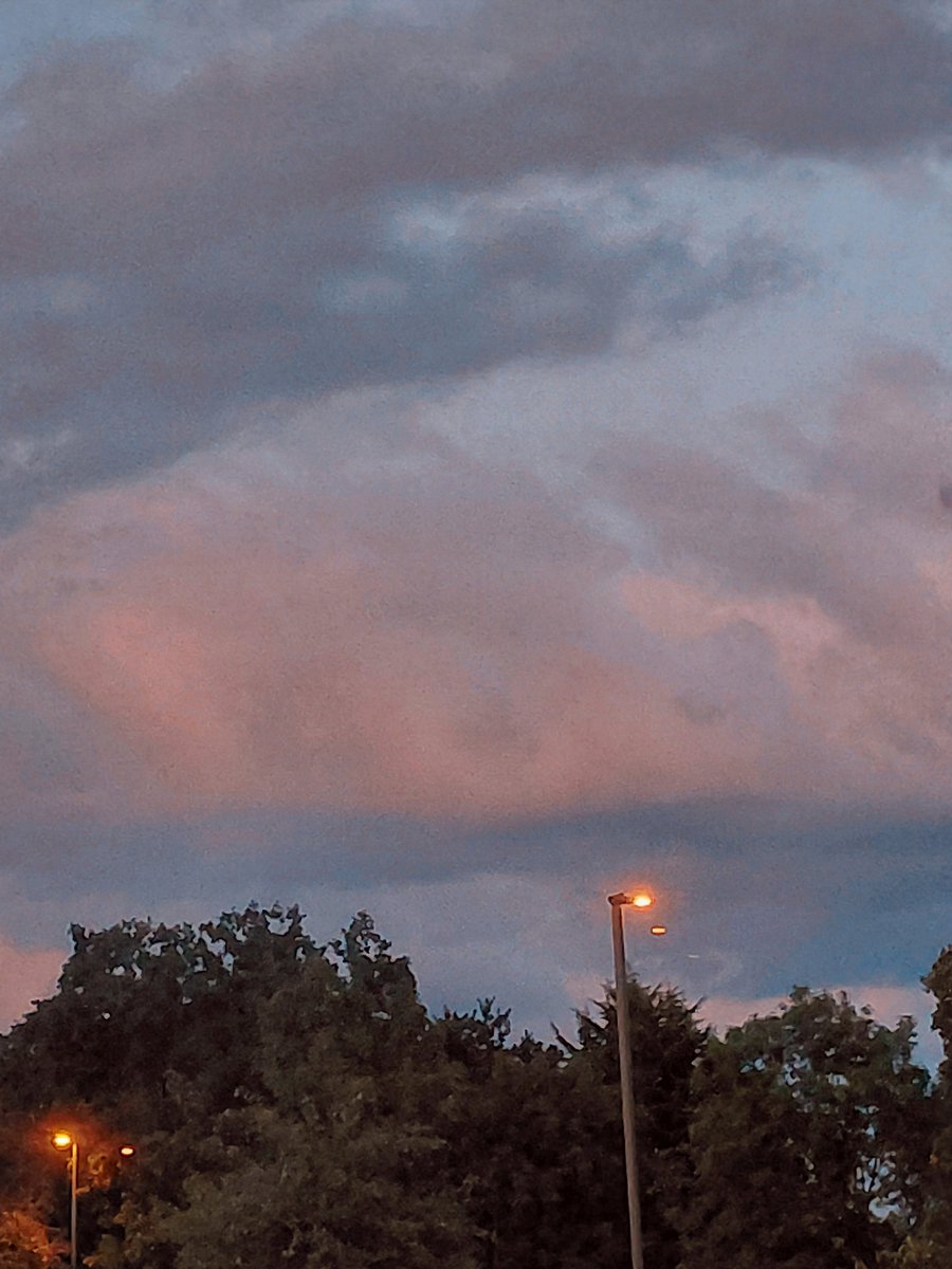 nicolatobias's tweet image. Evening skies #SaturdayMood #MindfulPalettes #summernights