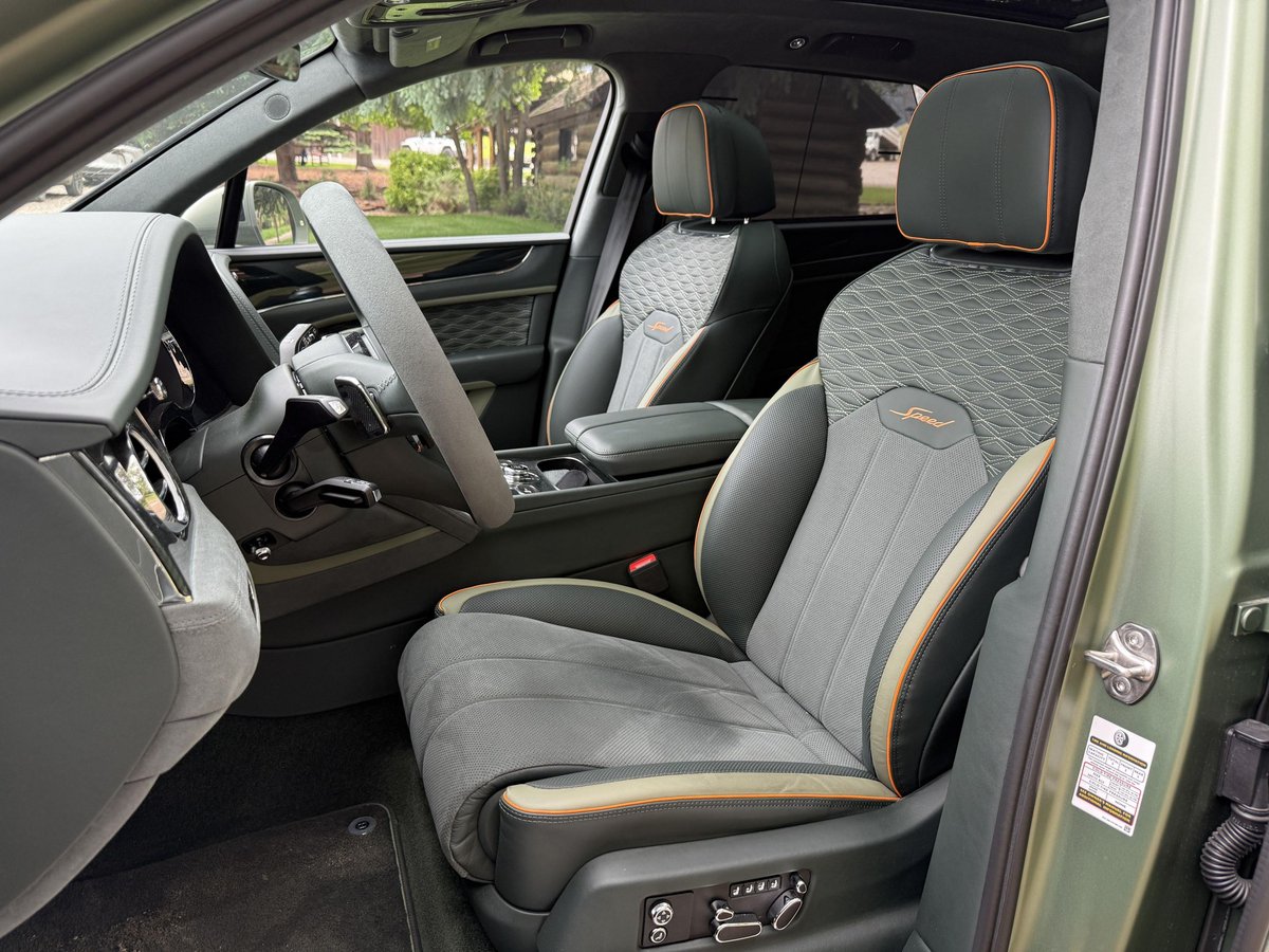 autochat360's tweet image. New Bentayga Speed💚
Hit or Miss?