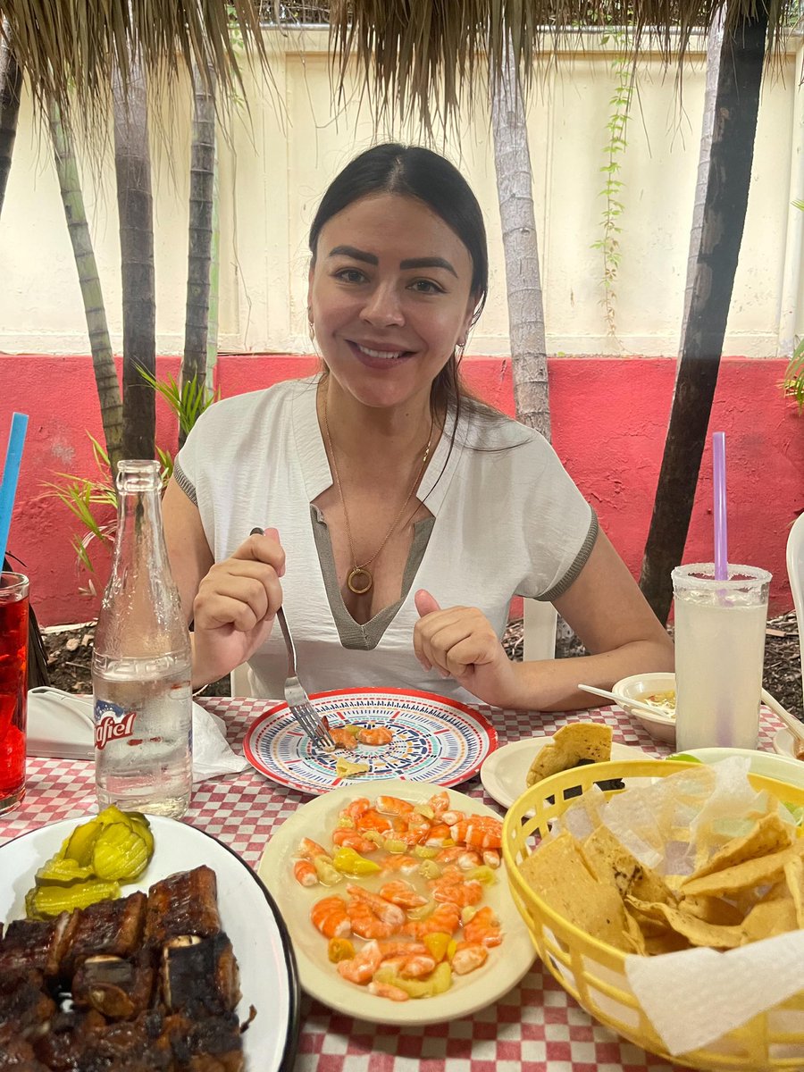 La parada obligada al llegar a Chiapas es sin lugar a dudas ir por una deliciosa botana. 

Yo ya estoy disfrutando mi favorita: camarón seco y costillita.

¿Cuál es la que más les gusta a ustedes? Los leo. ¡Provechito!