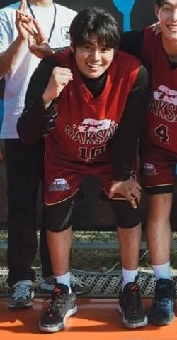 dagstangent's tweet image. baku is so conservative lmao. long sleeved shirt inside and also tights under his shorts he's just a girl 💅🏽 ✨