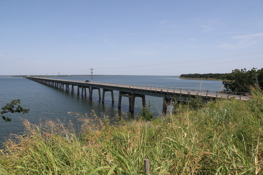 🚧The US-70 Roosevelt Bridge causeway over Lake Texoma will be narrowed to one lane from 7 a.m. to 8 p.m. Monday through Wednesday for soil and pavement sampling. Flaggers will be in place directing traffic. Link: oklahoma.gov/odot/travel/tr…