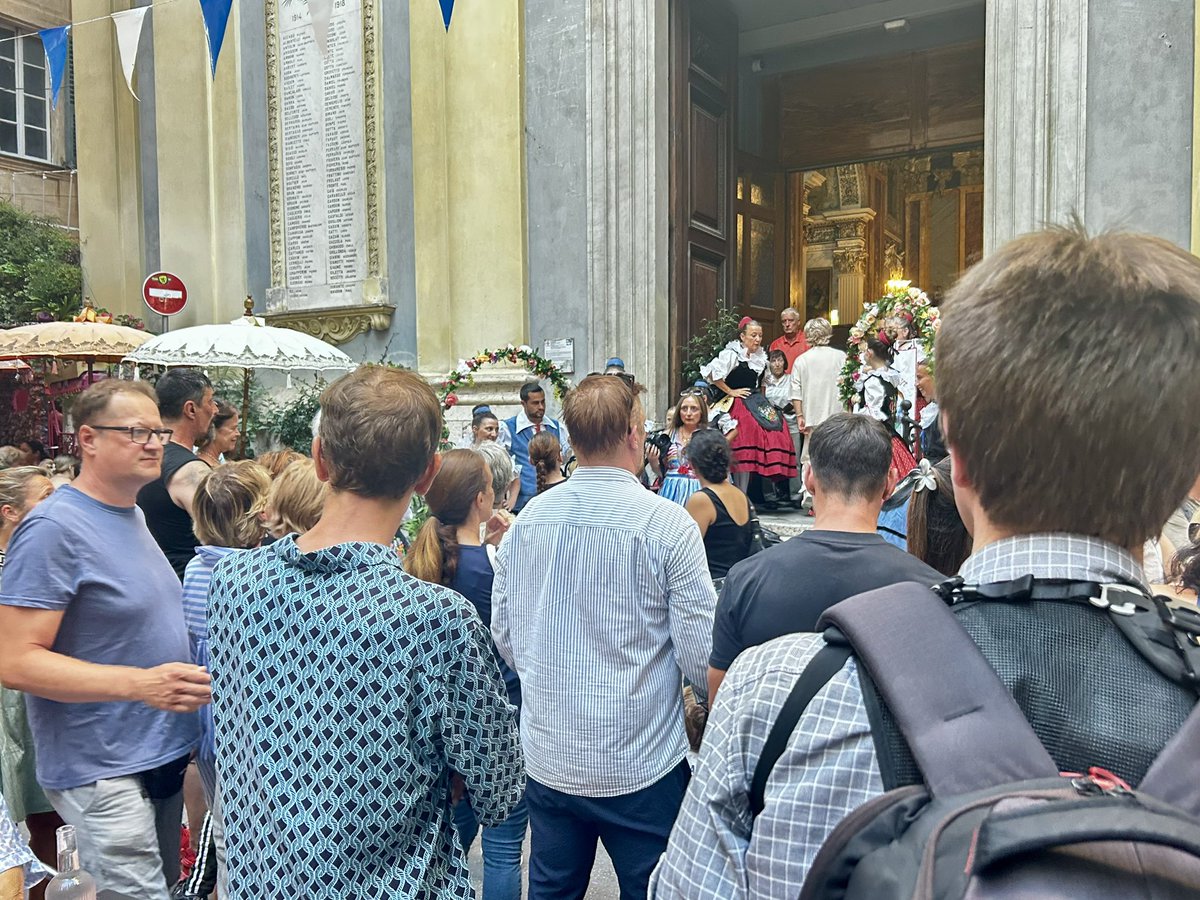 eciotti's tweet image. Dans le Vieux-Nice, célébration
de la fête du Malonat en l’église du Gèsu.
Elle nous rappelle qu’en 1854, face à l’ampleur du choléra, les habitants de ce quartier de Nice se sont placés sous la protection de la Vierge Marie.
Ces traditions chrétiennes sont notre mémoire !