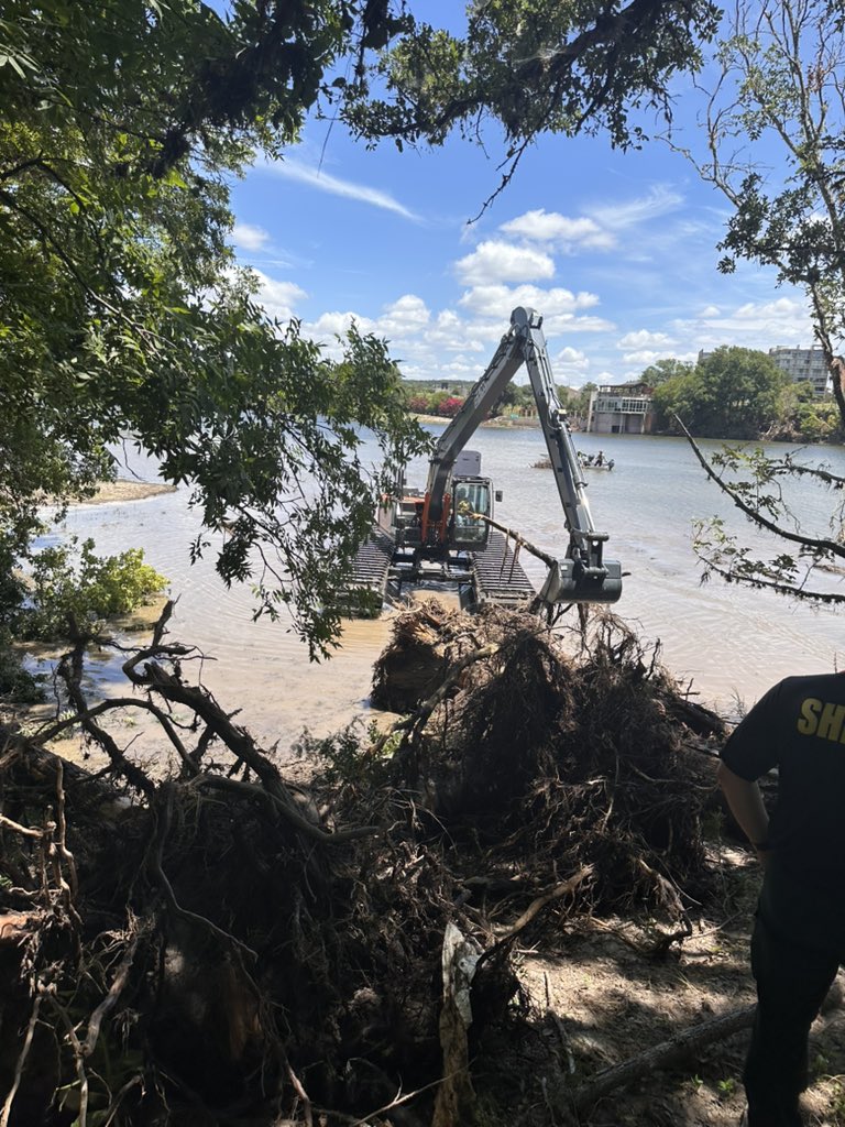 DavidBJasper's tweet image. Day 3 in Kerr County: Our targeted searches continue with unwavering support from hundreds of volunteers and first responders across the region. Deputy Javier Rojas is leading a critical search effort using Diver Mounted Sonar. Together, we’re pushing forward.