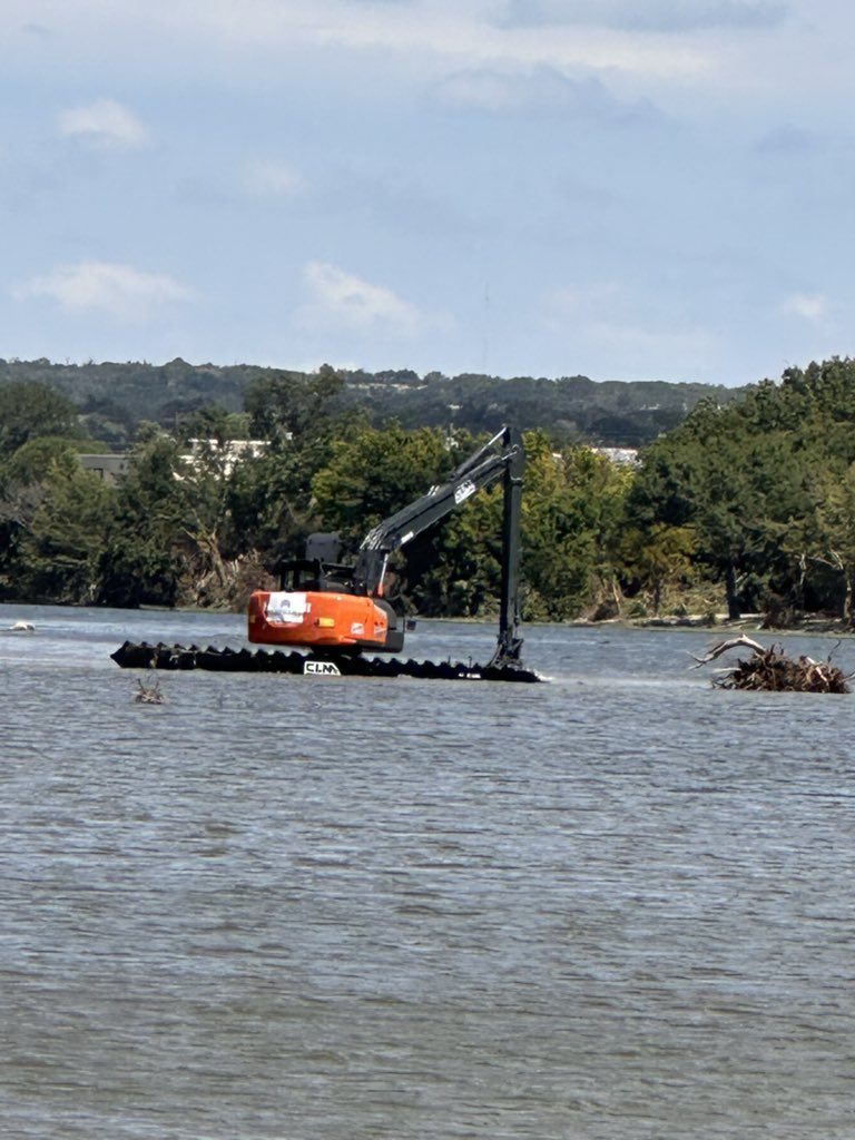 DavidBJasper's tweet image. Day 3 in Kerr County: Our targeted searches continue with unwavering support from hundreds of volunteers and first responders across the region. Deputy Javier Rojas is leading a critical search effort using Diver Mounted Sonar. Together, we’re pushing forward.