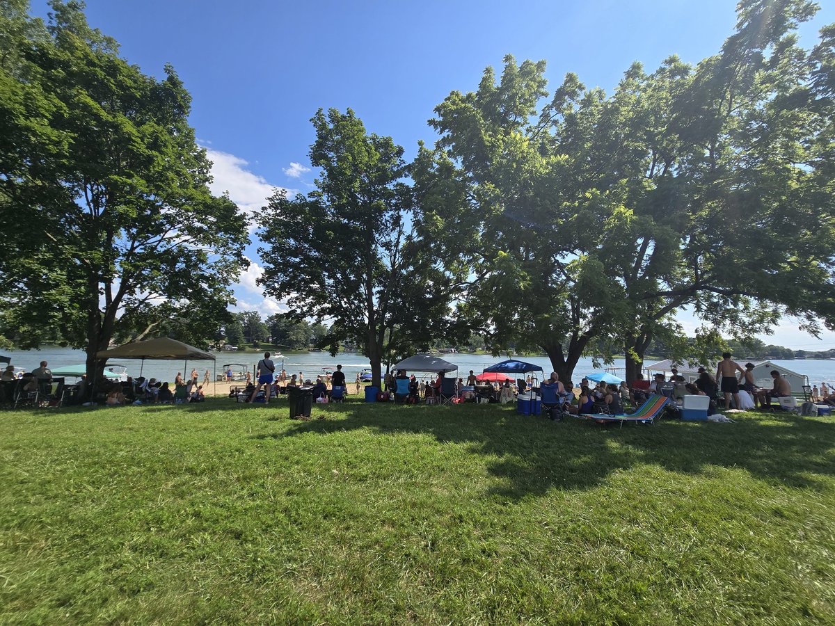 BruceConspiracy's tweet image. Neighborhood festivities 🤪