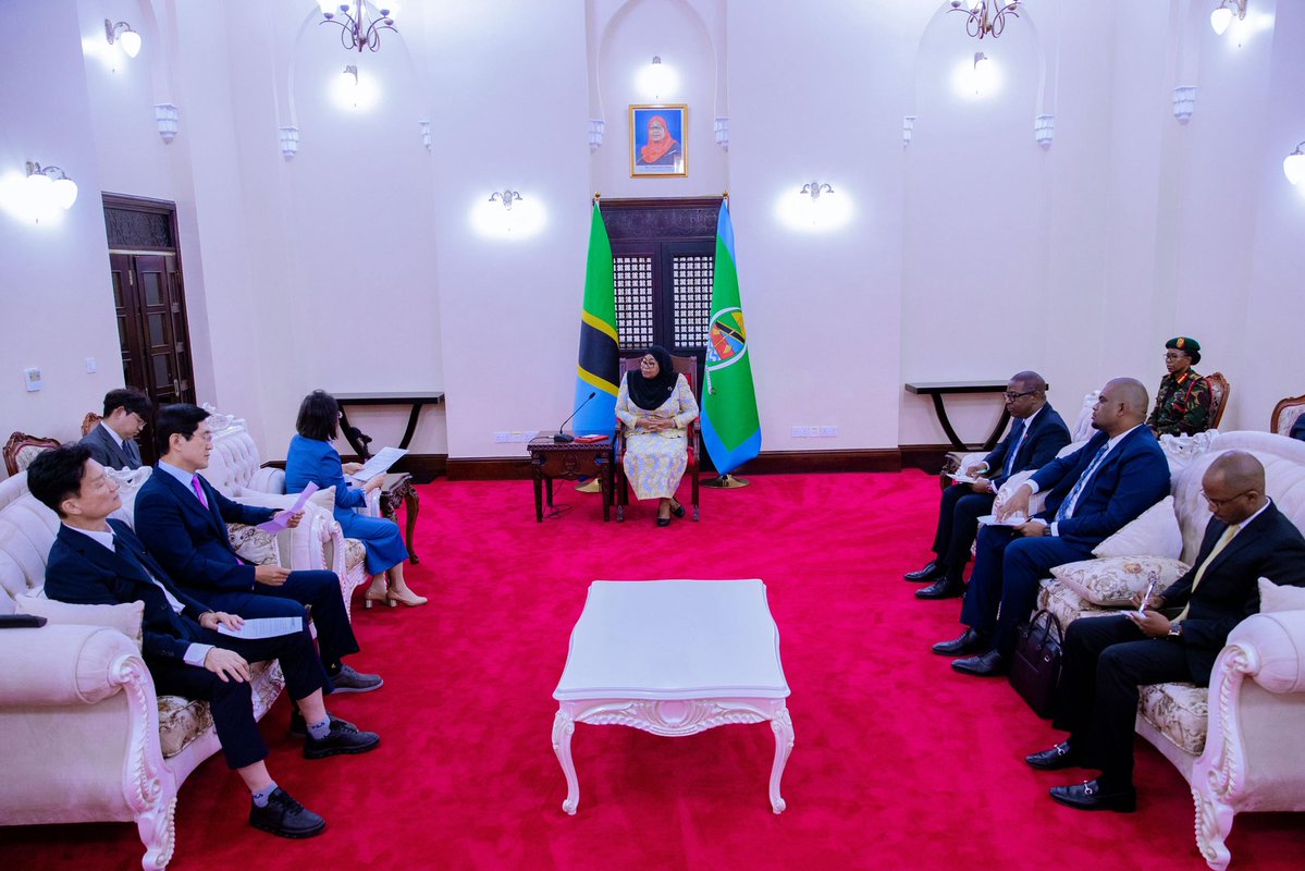 urtupdates's tweet image. Her Excellency, Tanzanian President, Hon, Dr. @SuluhuSamia met with and held talks with the President of the Korea Finance Corporation (K-FINCO), Dr. Eun-Jae Lee, who was accompanied by her delegation, at the Chamwino State House in Dodoma on July 26, 2025. @koreanembassy…