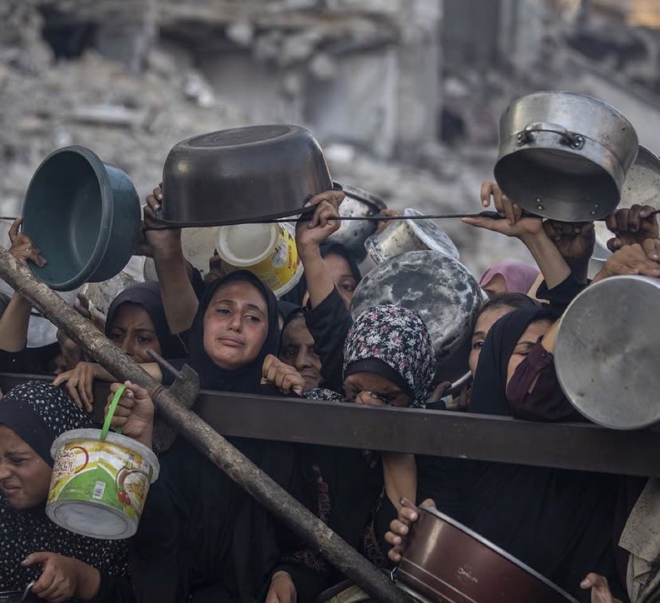 elonue's tweet image. Hepimize yeten ölüm
Hiçbirimize yetmeyen ekmeğin üzerinde.. #HungerIsNotAWeapon