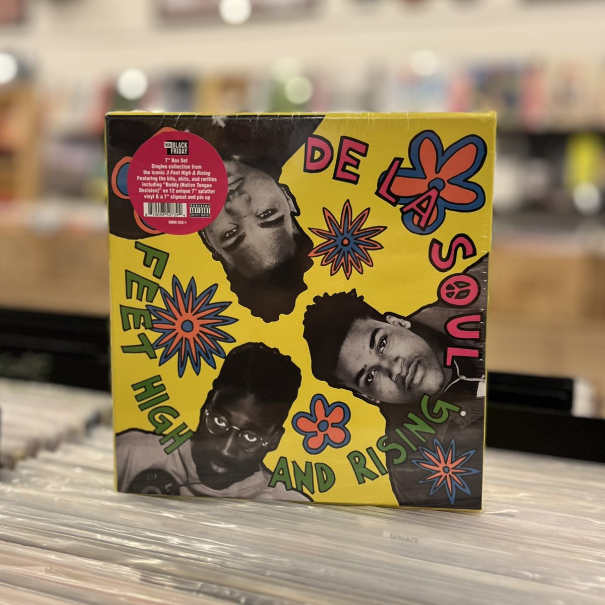beartreerecords's tweet image. This beautiful 12x7” box set of De La Soul’s classic 3 Feet High and Rising is back in at a great price!
beartreerecords.com/products/rsd-b…