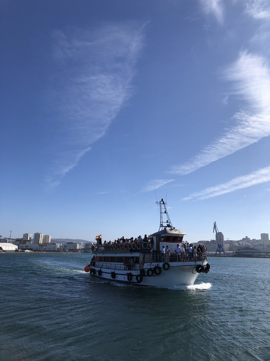 BrendyBoyle's tweet image. Stop the boats, say a few Coruñés fisherman at the harbour trying to catch a few summer mackerel on the evening tide.
