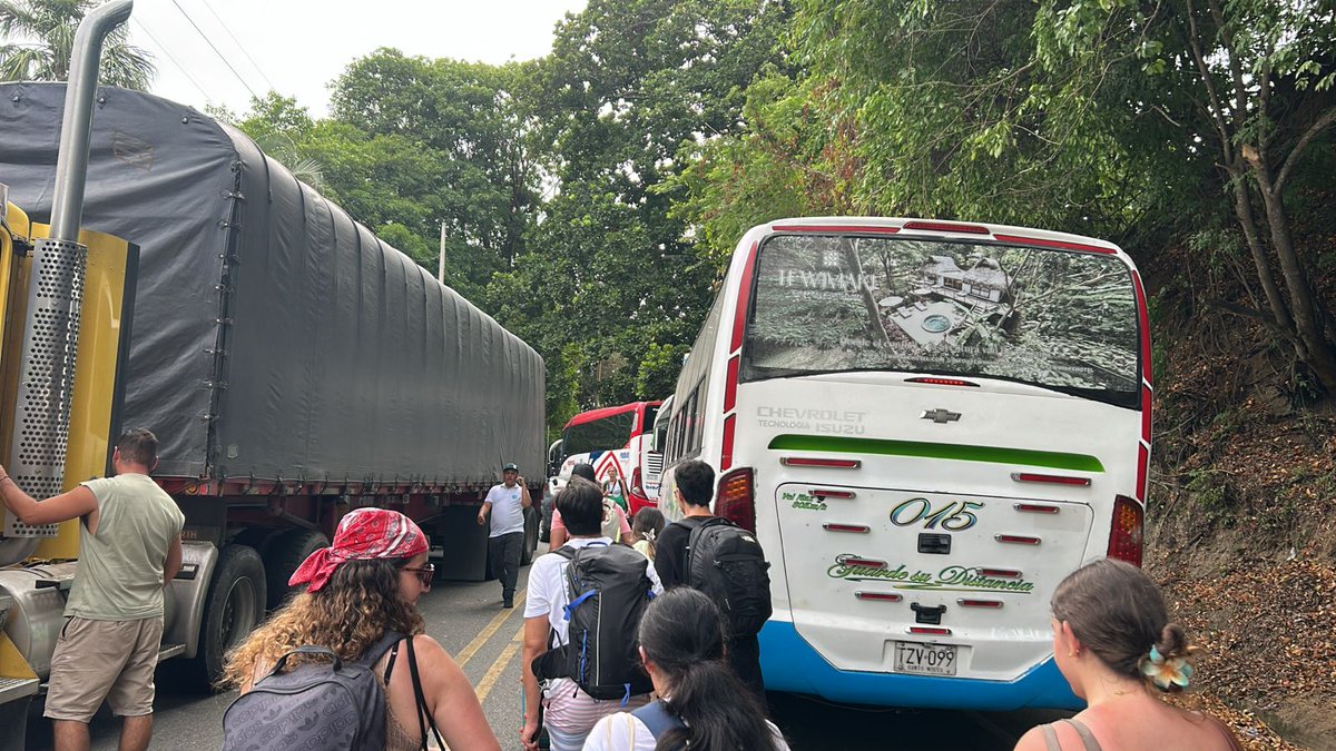BLUCaribe's tweet image. A esta hora se presenta un bloqueo en la Troncal del Caribe, justo en la entrada del Parque Tayrona de Santa Marta, donde las comunidades indígenas están exigiendo la presencia de la ministra de Ambiente, Lena Yanina Estrada, tras alegar que han sido olvidados por el Gobierno.